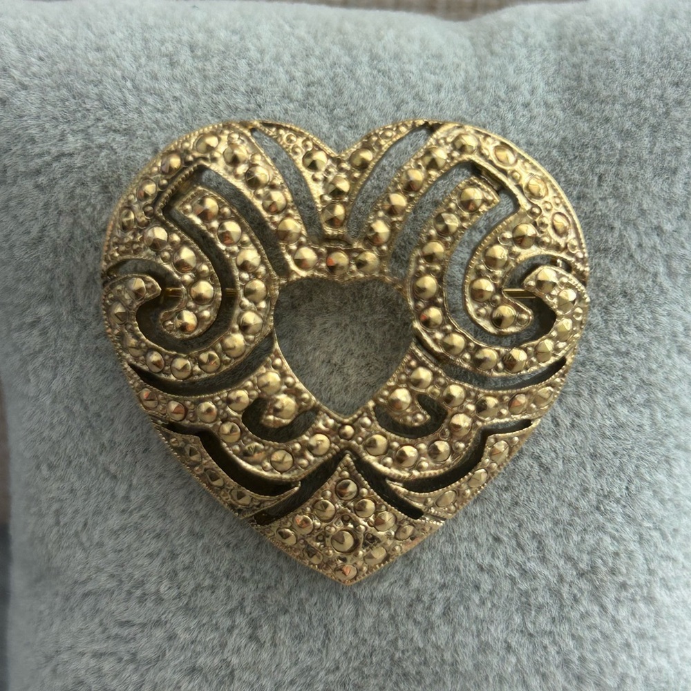 Vintage Gold Tone Marcasite Style Heart Brooch – Open Center Filigree Pin